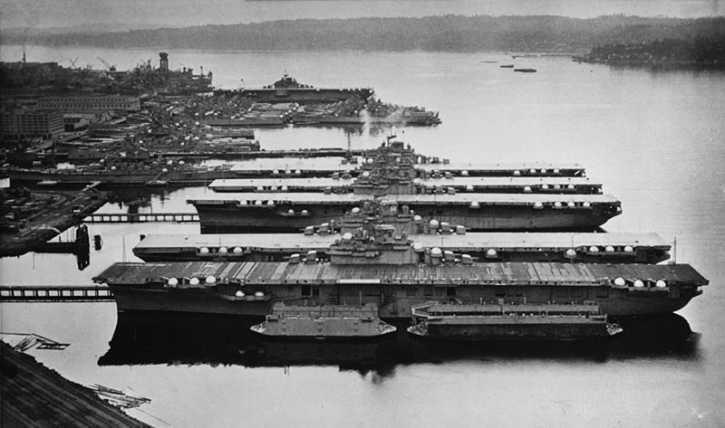 Mothballed_aircraft_carriers_at_the_Puget_Sound_Naval_Shipyard_in_1948_(NH_79051)